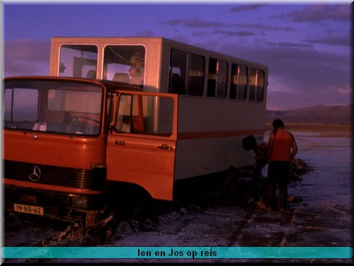 1983 - Bolivia - Zoutmeer Uyuni - Door het zout gezakt